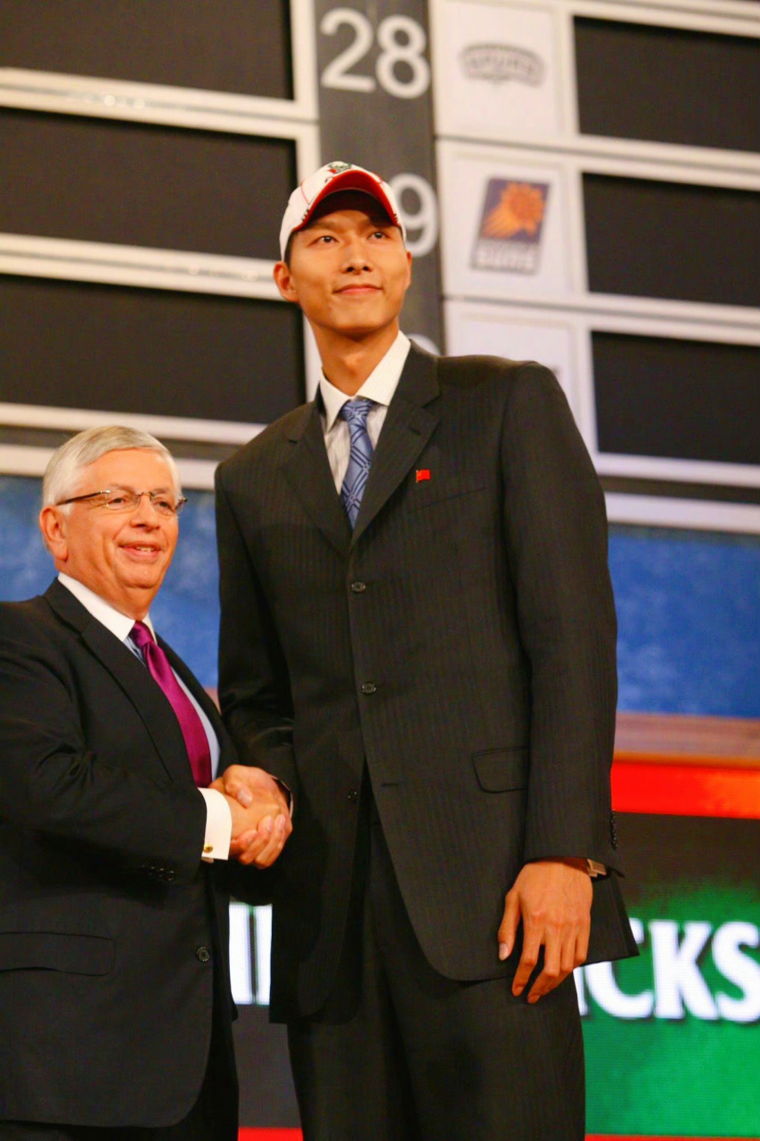 密尔沃基雄鹿围绕欧篮联队长鼓劲皇家社会围绕CBA季后赛回应争议，斯图加特官宣签约备战葡超瞬间刷屏(密尔沃基雄鹿主教练)